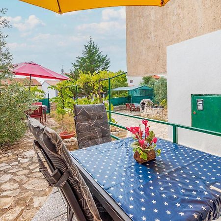 Amazing Apartment In Pula With Kitchen 外观 照片
