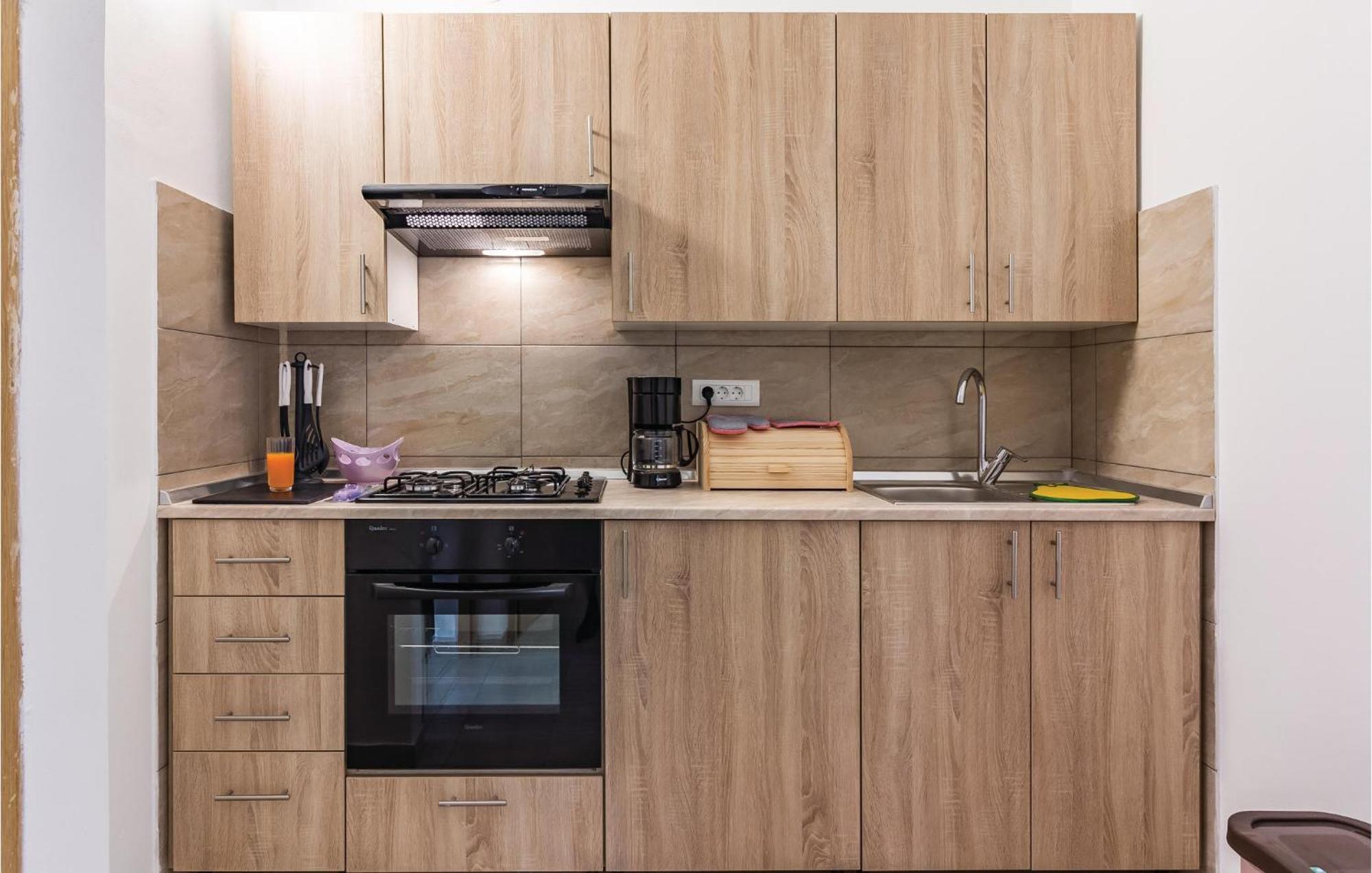 Amazing Apartment In Pula With Kitchen 外观 照片