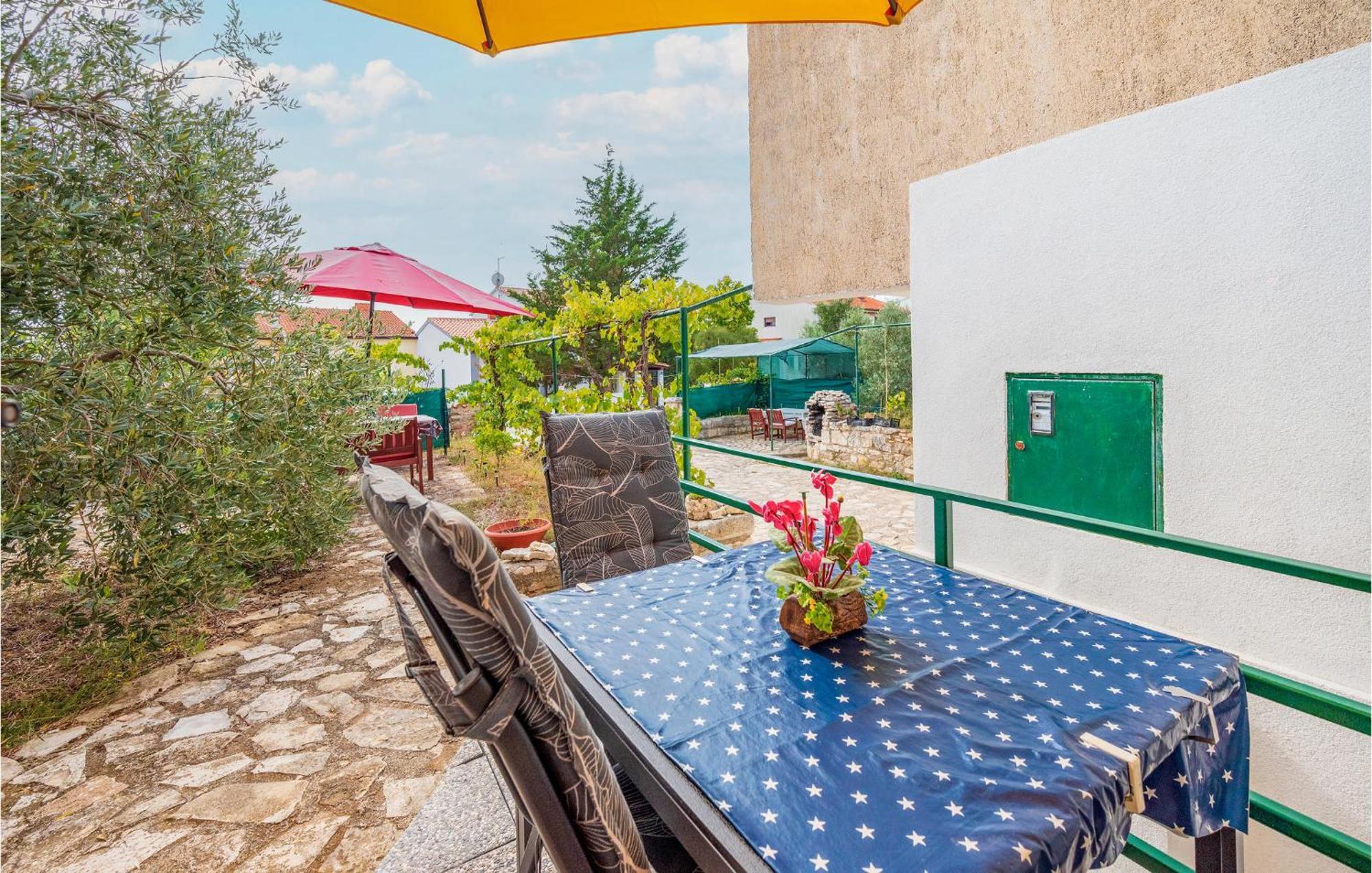 Amazing Apartment In Pula With Kitchen 外观 照片